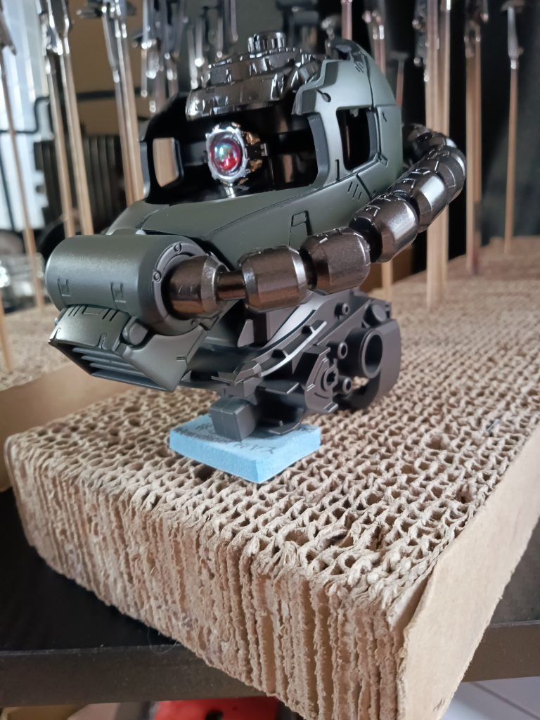 頭がかなり重いので　接続にガンダムベースの軸を使用しました