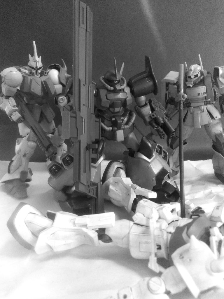 1998年発売の旧キットなこの子 🧐今基準だと残念箇所は多いけどキットの再現度はカナリなモノと考えます 😍💓💓そんな訳で「UP主」のお気に入り 😘旧HG『MS-07H8 グフ フライト タイプ』を弄ってみました 😁