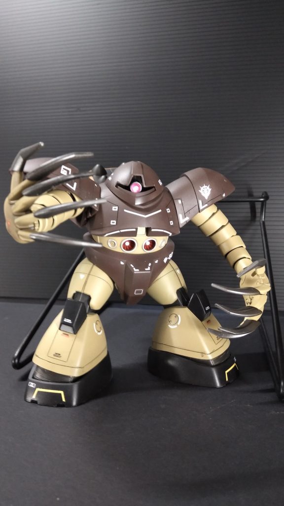 ネイルも延長して凶悪化しました。モノアイスリットもハイゴックに寄せたく下部にカバーを追加して狭くしてみました。モノアイはいつもの100均デコシールです。