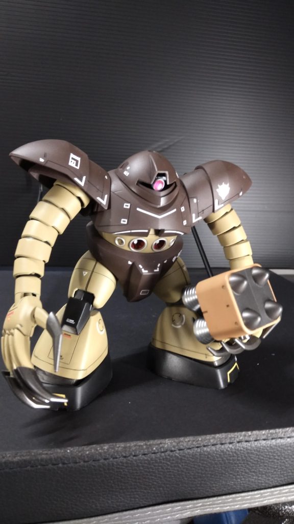 取り外して手持ち出来ます。カラーハイゴックのバックパックを意識してオレンジ色となっています。