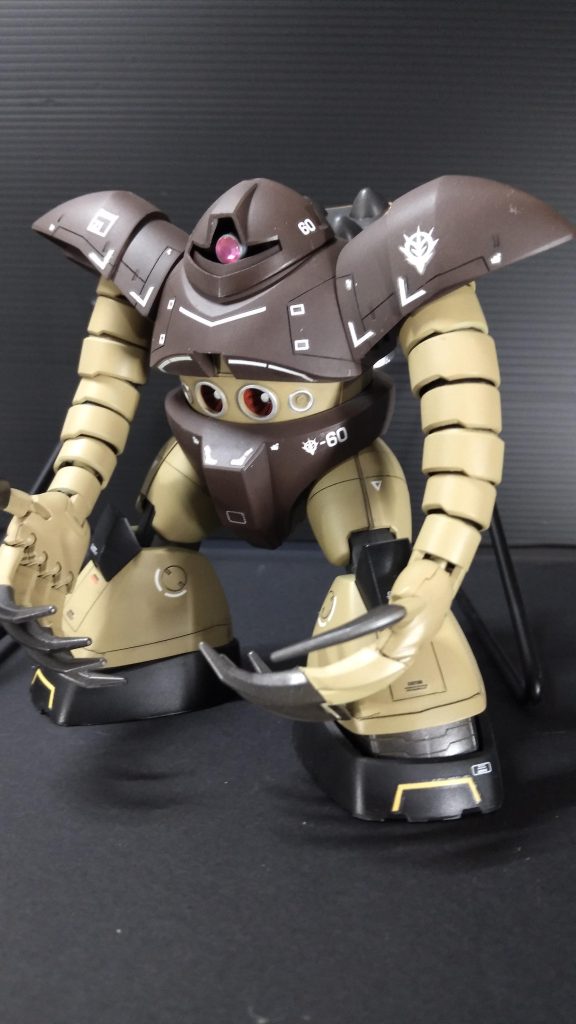 作成に当たりハイゴッグと比較してのっぺりしていたので、苦手な筋彫りと息子の素組ゴッグを生贄にして肩パッド・腕部・ネイルを移植して大きく、長くしてハイゴッグの異形感に近付けてみました。