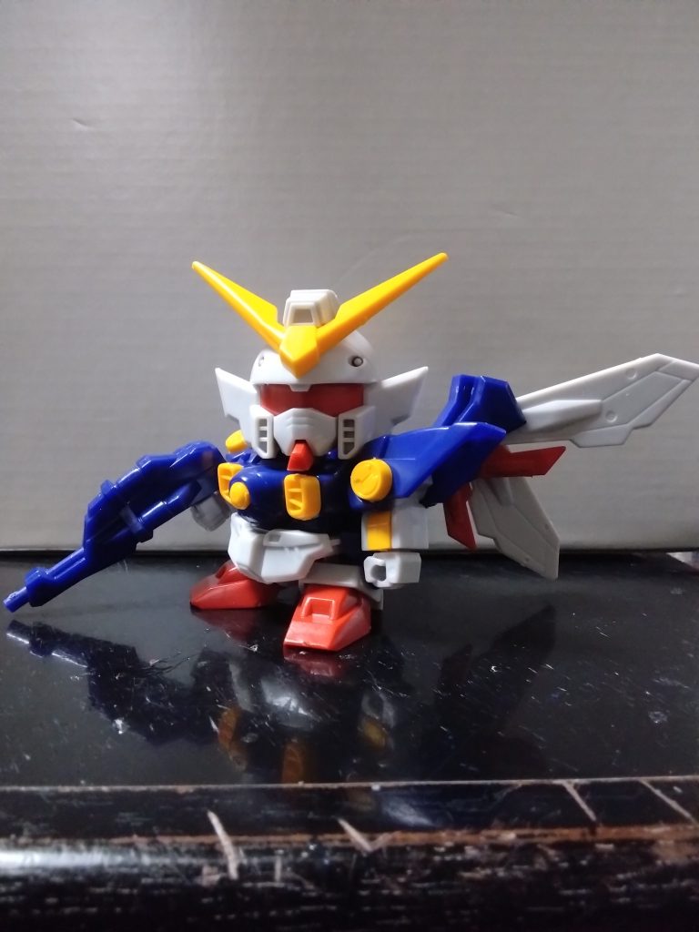 ウイングを左側に纏めた状態。可動をオミットしないように注意しながら、元の左ウイングの外側に可動軸を納めるエリアを増設して対応しました。