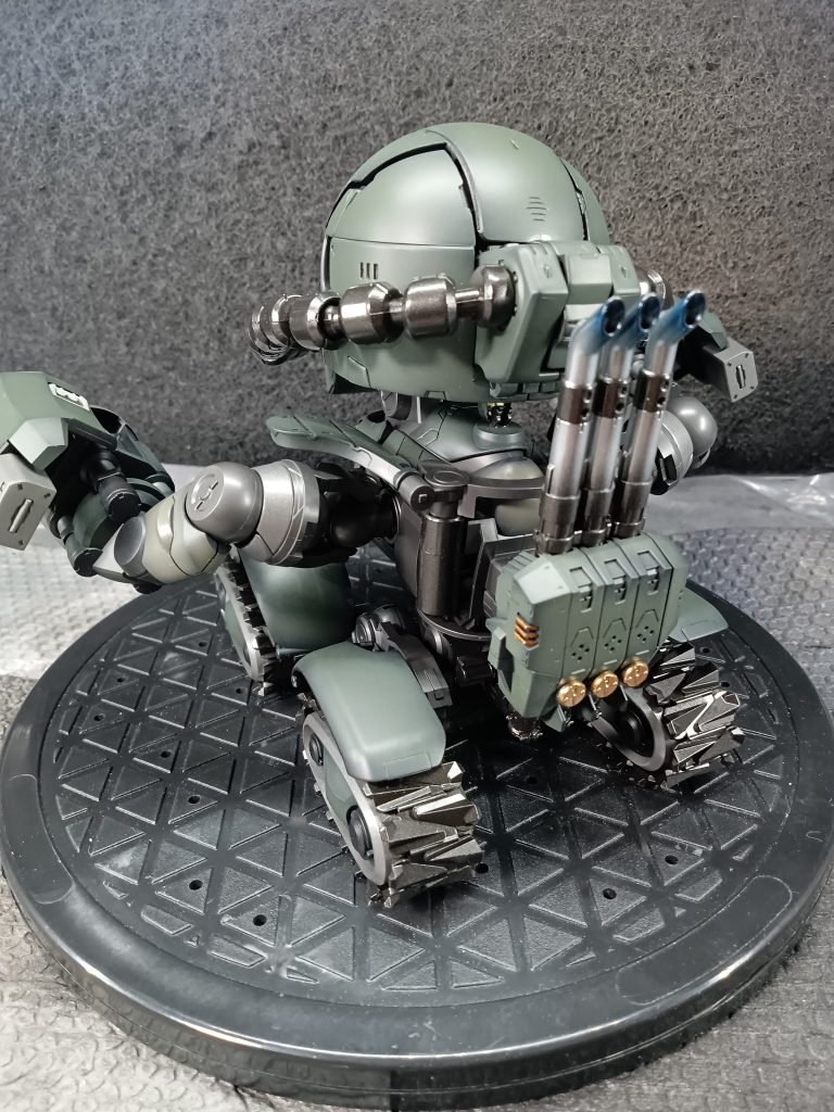 頭が重いのでメインエンジン＋背面サブエンジンの2基掛けで出力を安定させた