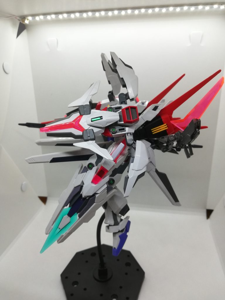 シールドにはルブリスのガンビットと、斬撃、打突用にエイジ2マグナムのブレード部分を移植。シールドデザインは上手くブラッシュアップできたかなと。