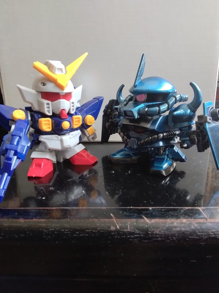 脚部もSDフレームの脚部パーツを移植して少しだけ身長UP♪前回作ったグフR35と並べるとこんな感じです。