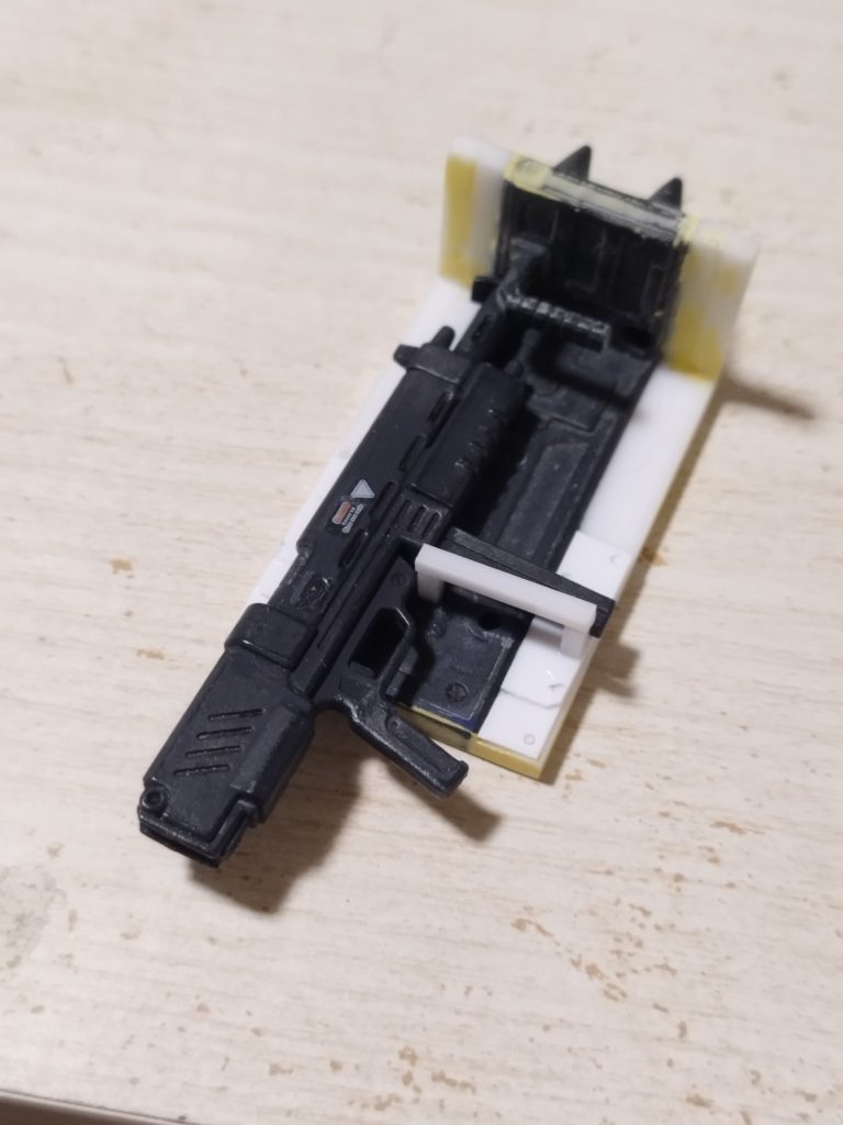 武装が量産のままだったため、シールドをプラ棒で大型化しました。