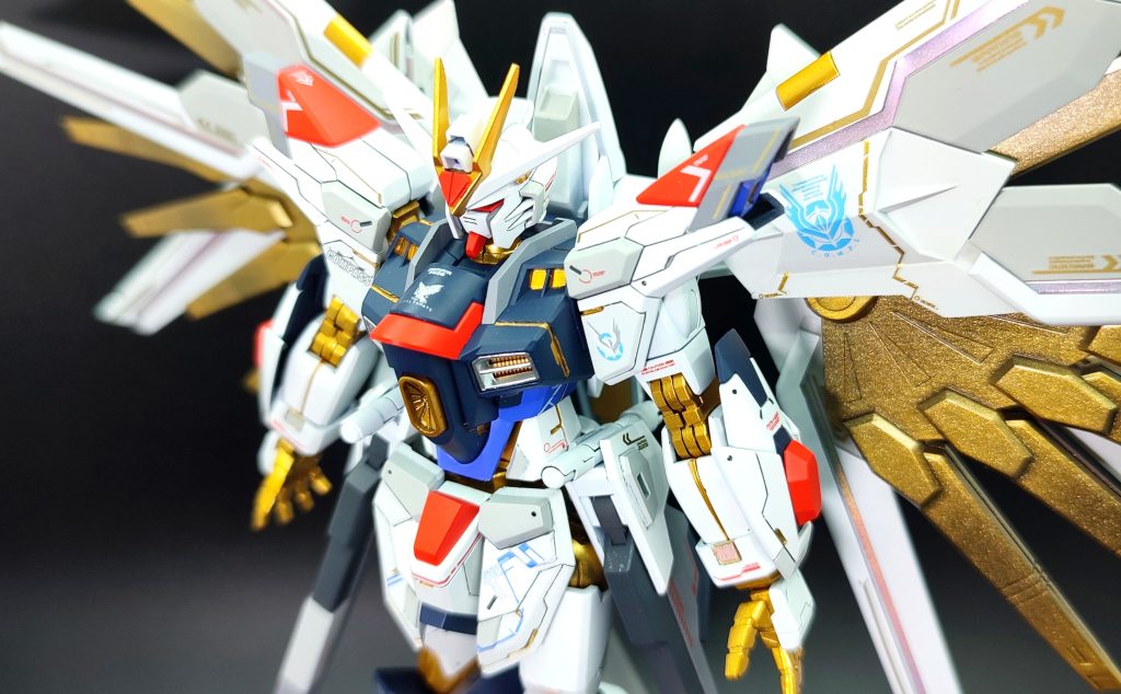 シールも、定番のガンダムマーカーホロレッド。EXクリアーでトップコートしてみたら、ガンダムマーカーあるあるの剥がれもなく、きれいに貼り付けられました。スジボリしたところにレッドチップを入れようと思ったら、プラスチックシールの余りがとてもきれいだったので再利用