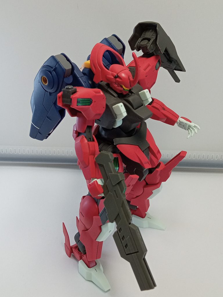 ダリルバルデに意思拡張AIを搭載せず機動力を向上させたタイプ、武装はディランザからの流用です