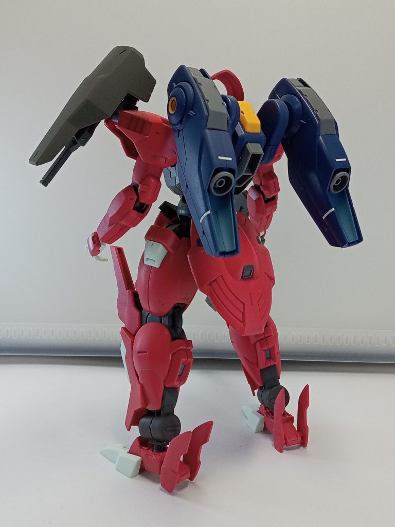 背面、一応ペイル社のザウート以上の機動性を発揮するという設定