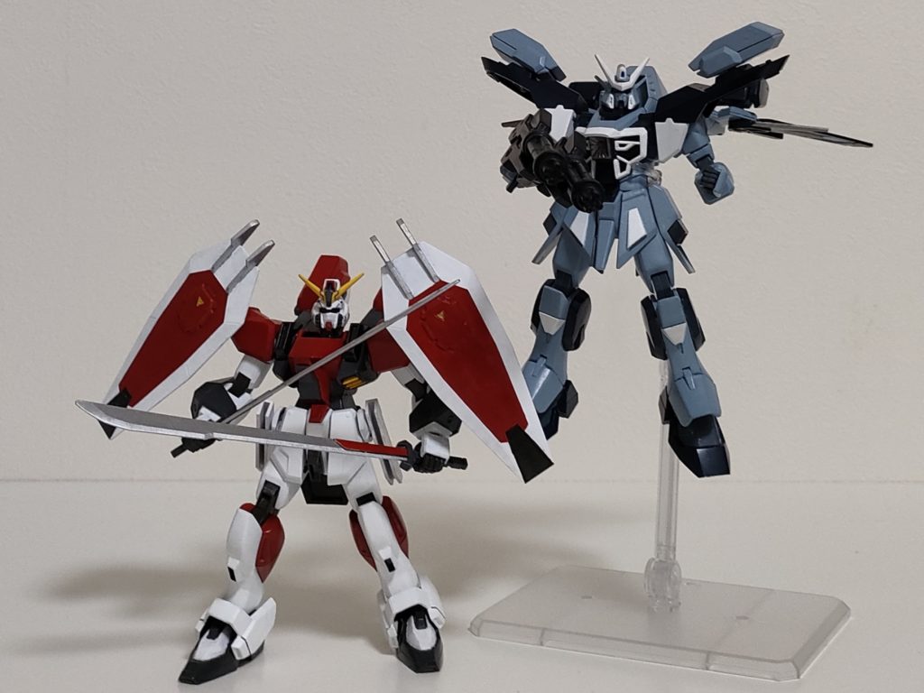 「 突撃する、援護を!」「 了解」以前作ったリフターカラミティとツーショット。 コンパス用悪の三兵器二機目。フォビドゥンは本体部分が王道デザインと言われるのを目にしたのでヒロイックな武者鎧っぽく改造しました。設定も正義の味方。割と納得いく改造が出来ました。細部は粗いですが…。こうなるとレイダーもやりたいがアイディアも無いしそもそもレイダーも持ってない。なぜ以前見つけたときに買わなかった自分。