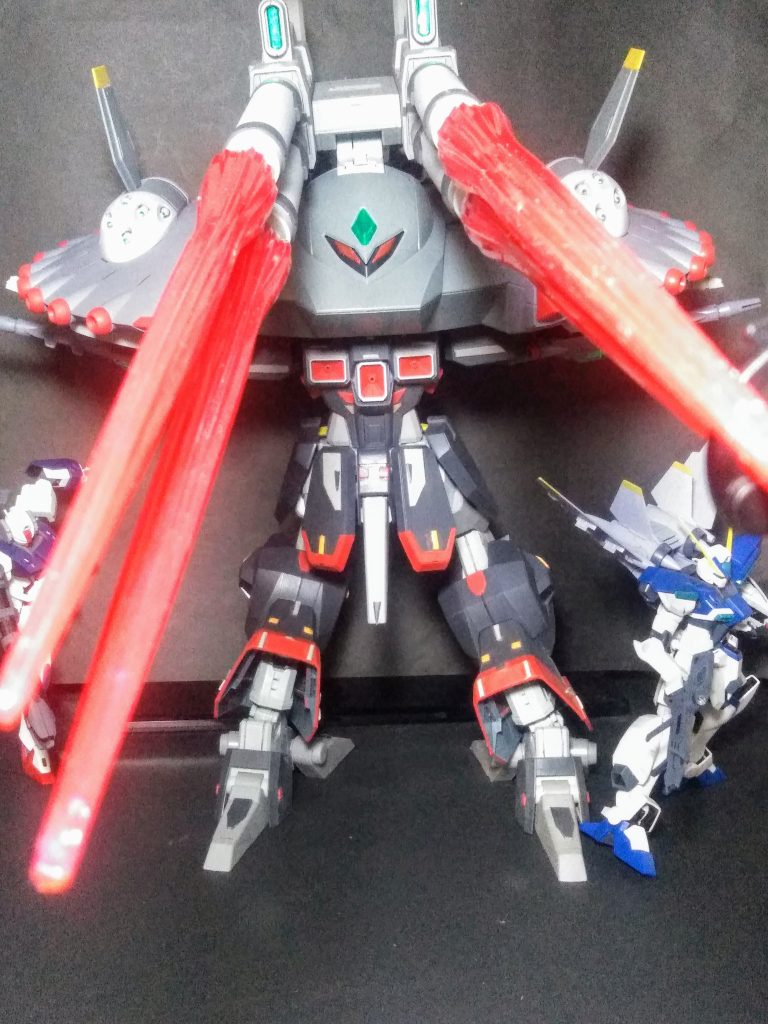 まるで「ビグザム」の様なフォルムがシビレマス 😁💗この形態だと劇中ではマサに無敵❗街の全てを焼き払っておりますね  😤💨高エネルギー砲「アウフプラール・ドライツェーン」武装の名前が相変わらずお洒落 ✨💄👠 😋