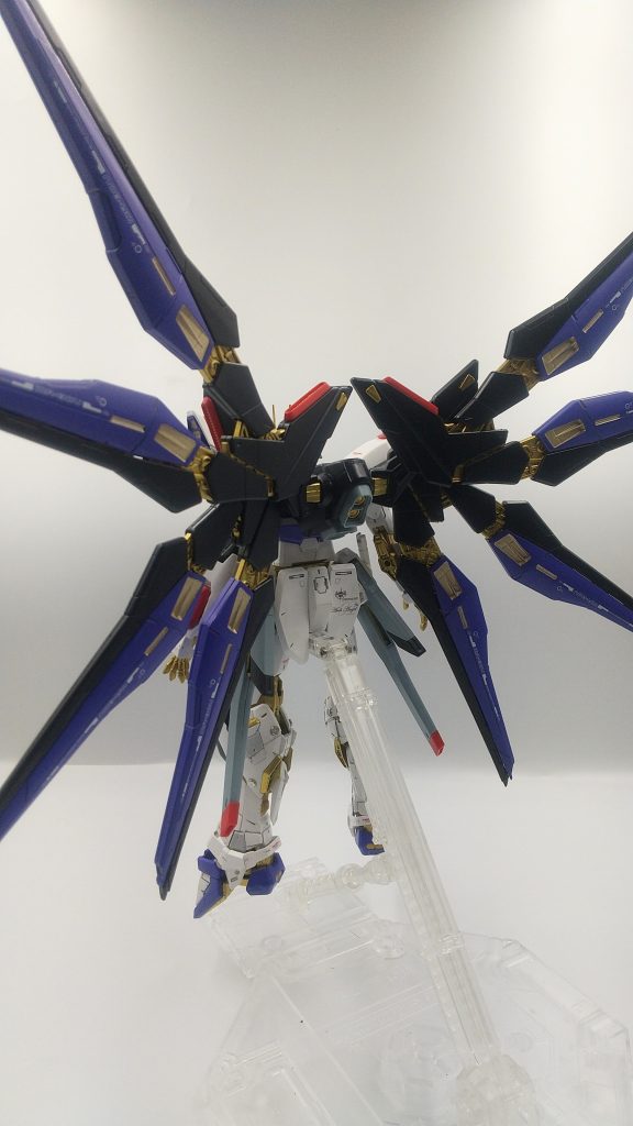 脚部、腕、顔がフリーダムで、肩、体、腰部かストフリです。