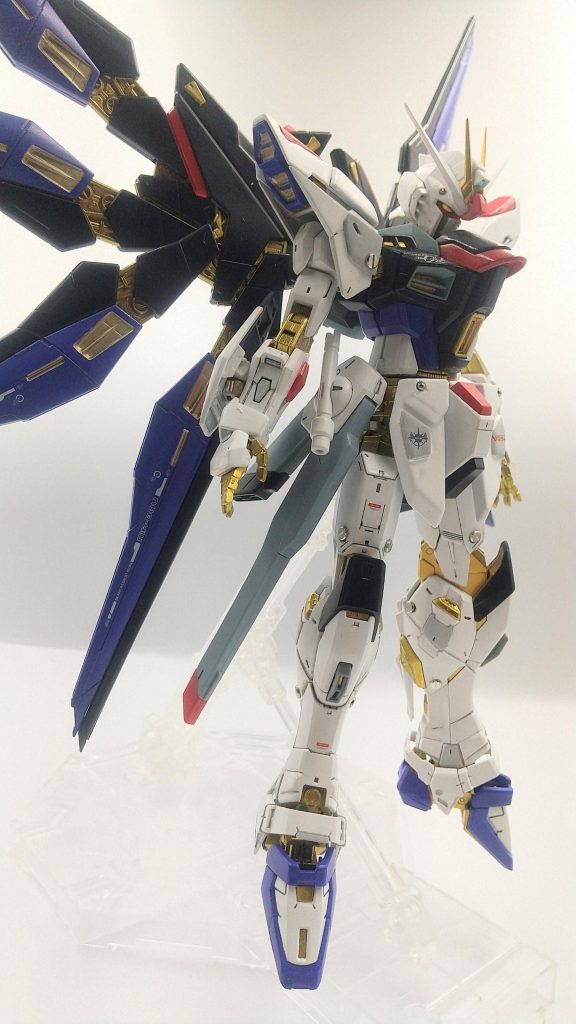 肩のパーツと腰部フロントアーマーを、パテとプラ板で形状変更しました。