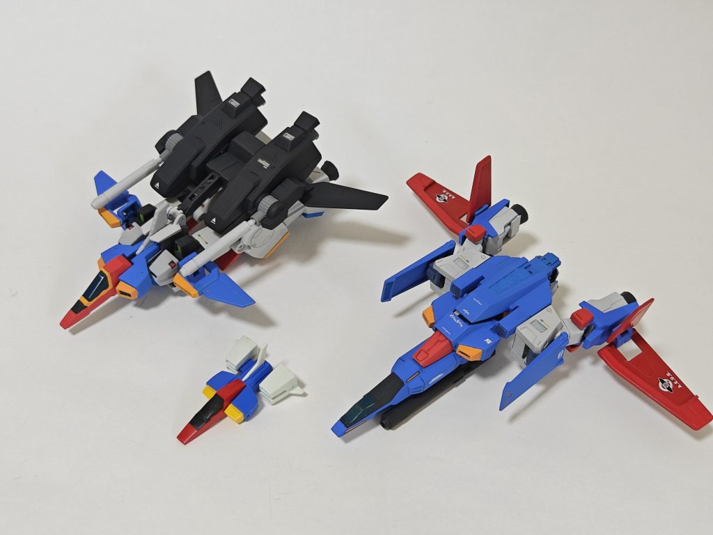 このキットのすごいところ。3機の戦闘機に分離。コア・トップコア・ベースコアファイター(※1個しかついてないので、これだけHGUCの奴)