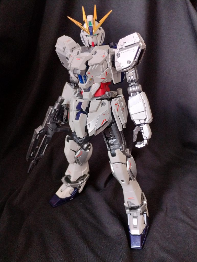 まずは素体。素体も悪くないです。ジェガンライフル持たせました。肩とかふくらはぎの水色は気に入らなかったのでシルバーリーフを吹きました。