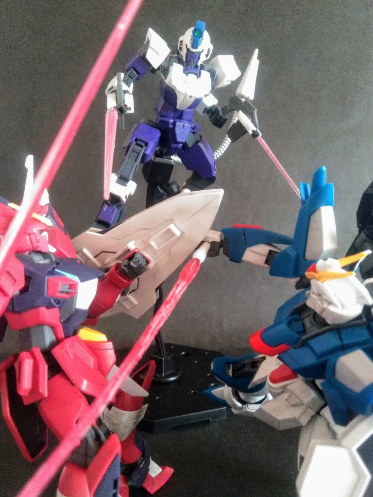 小回りのキク機体サイズとコンパクトな武器 が特徴 😏何故なら!「デストロイガンダム」は劇中にて何時も?懐に主人公勢が潜り込み撃墜されてイル 😭💦💦なのでコノ様な機体も必要ですよねぇ 😘