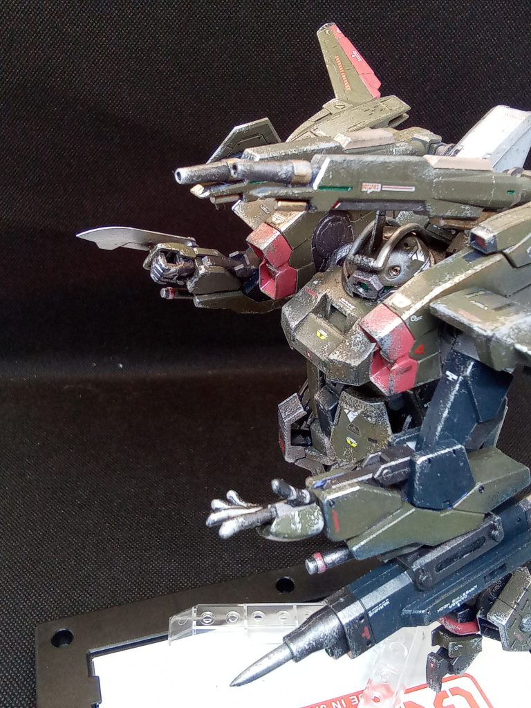 右手にはナイフ