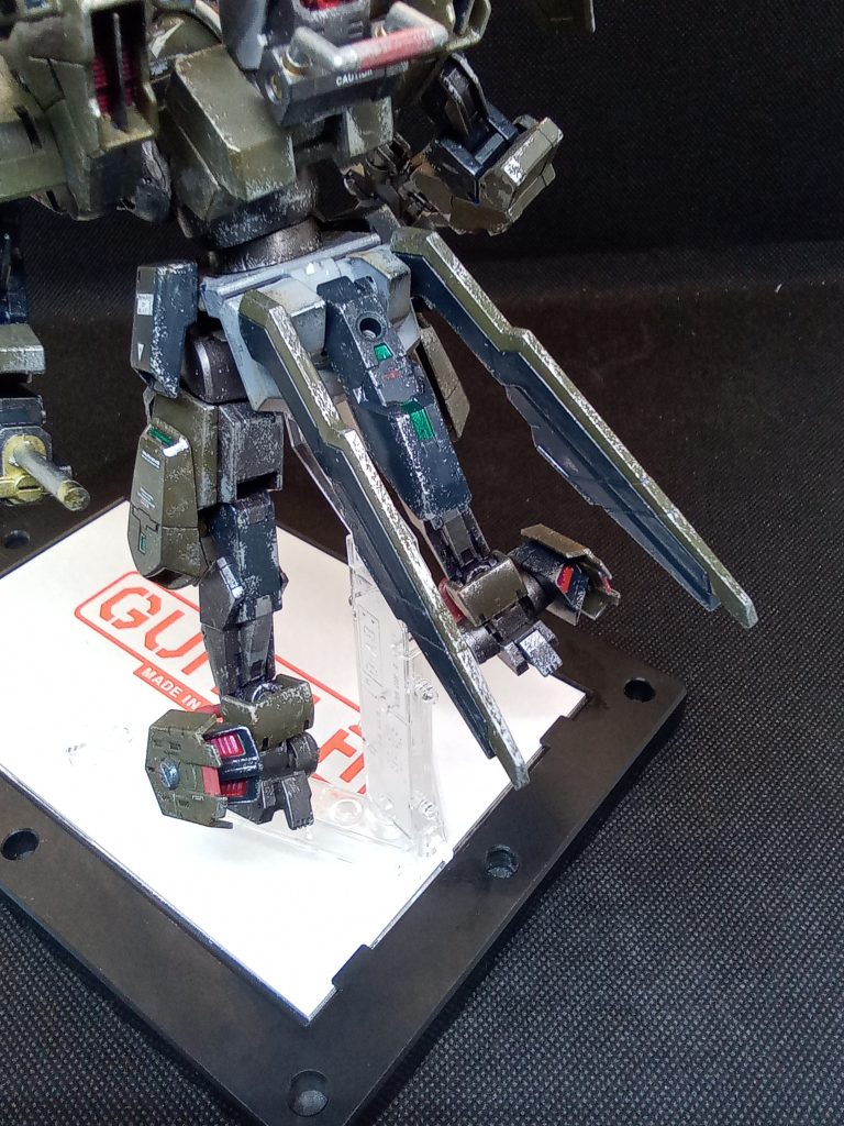 隠し武装にエスカッション×二個足には大型グライディングホイールとスラスターを追加