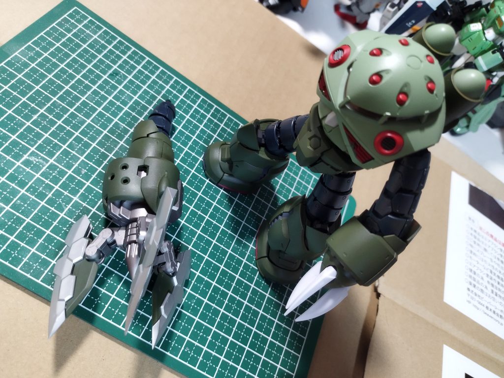 コレ、マジでつけるんスか？と戸惑うズゴック