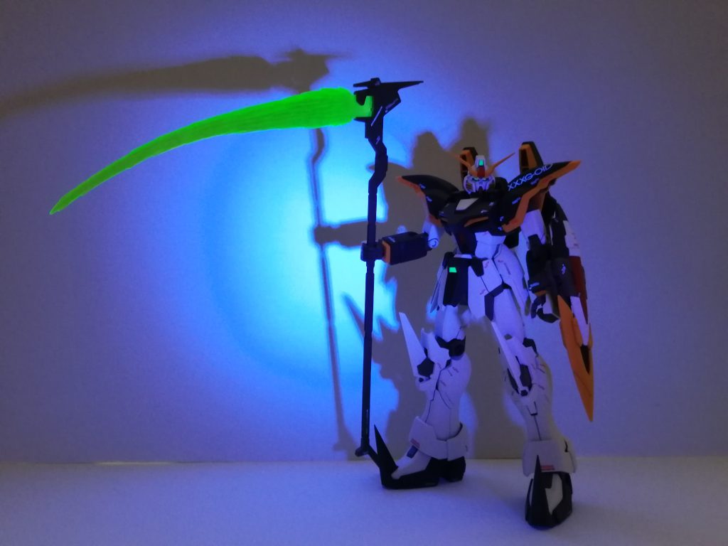 頭部カメラ・ツインアイ・腰部センサー・ビームサイズは蛍光グリーンで塗装しているので、UVライトで発光します。最後まで見ていただき、ありがとうございます😸