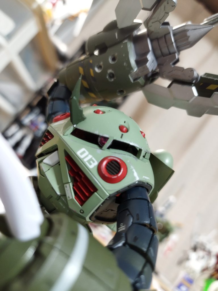 振り上げられた巨大な腕。連邦軍パイロットが最後に見たもの。ベースはRGのシャア専用ズゴックです。ジャングルのスカベンジャーを意識して緑にしてみました。