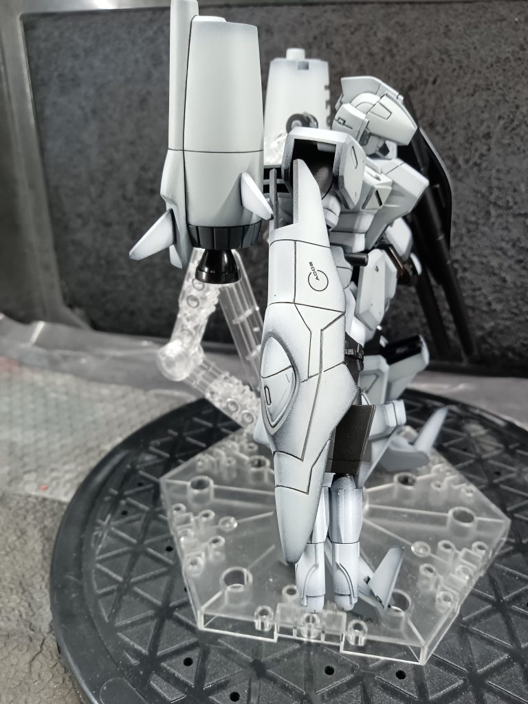 こちらはＭＡ形態時のヘッドカバーを改修してシールド＆ミサイル一体型武装としました