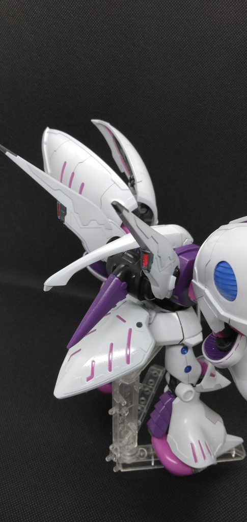 キュベレイの中でどうしても変えたかった所が、ファンネルコンテナが胸部に付いている所とバックパックが無いことだったので、コンテナを下部に付け替え、バックパックを追加しました