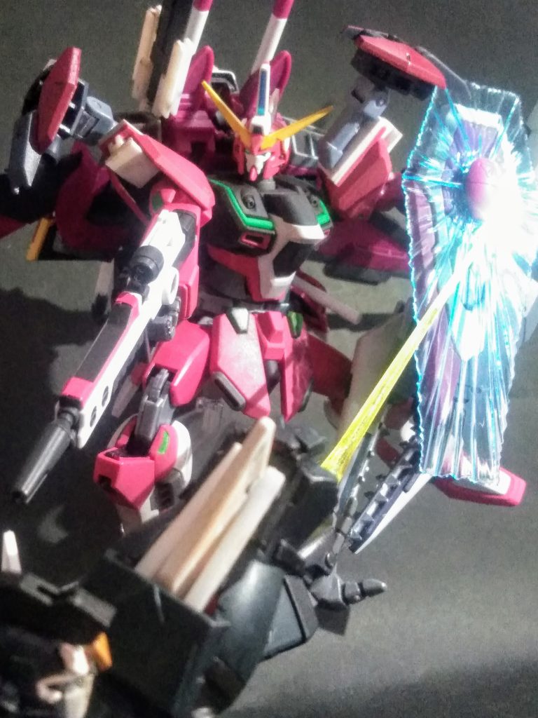 「ナイト ジャスティス」・・・良い響き 💖「UP主」的にはアリなのですが大人の事情じゃぁショウガナイ 😅💦 そんなコンナで「ファトゥム- 01 」とドッキング❗🧐互いに射撃戦にて応戦です 😖まぁ、両雄供にゼロ距離戦闘が主体だから結果はアレですかねぇ 😨