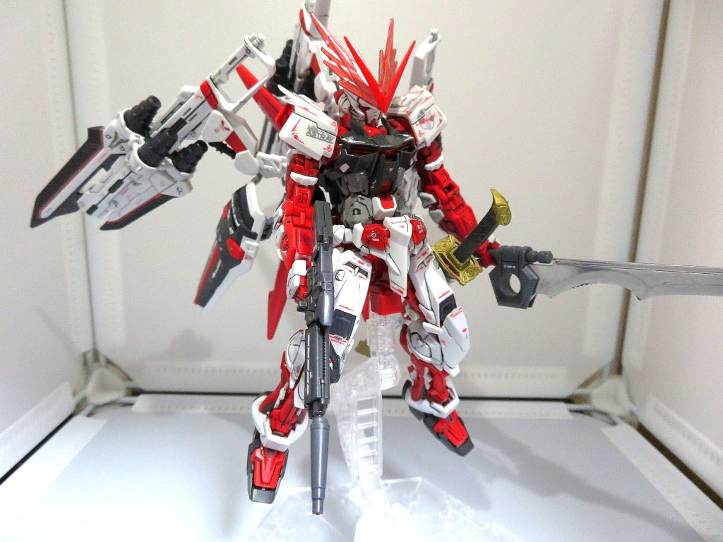 作業内容は、スミ入れ、部分塗装、デカール貼りと研ぎ出し、フライトユニット接続のための加工etc...となっております。リアリスティックデカールを貼り付けたときの段差が目立っていたので、トップコートを吹いたあとに2000番のヤスリで研ぎ出しをしました。少しはマシになったかなと思います。本当はレッドフレーム用の水転写式デカールが欲しかったのですが、入手できませんでした…。RGレッドフレームの頭部にドライグヘッドのエフェクトパーツを接着しました。最初は取り外しできるようにしようとしましたが、最終的にタミヤセメントを使用するという力技で接着しました。