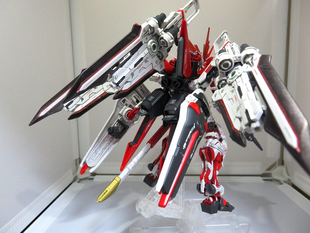 フライトユニットはRGレッドフレームには無改造では接続できないので、色々手を加えて接続できるようにしました。