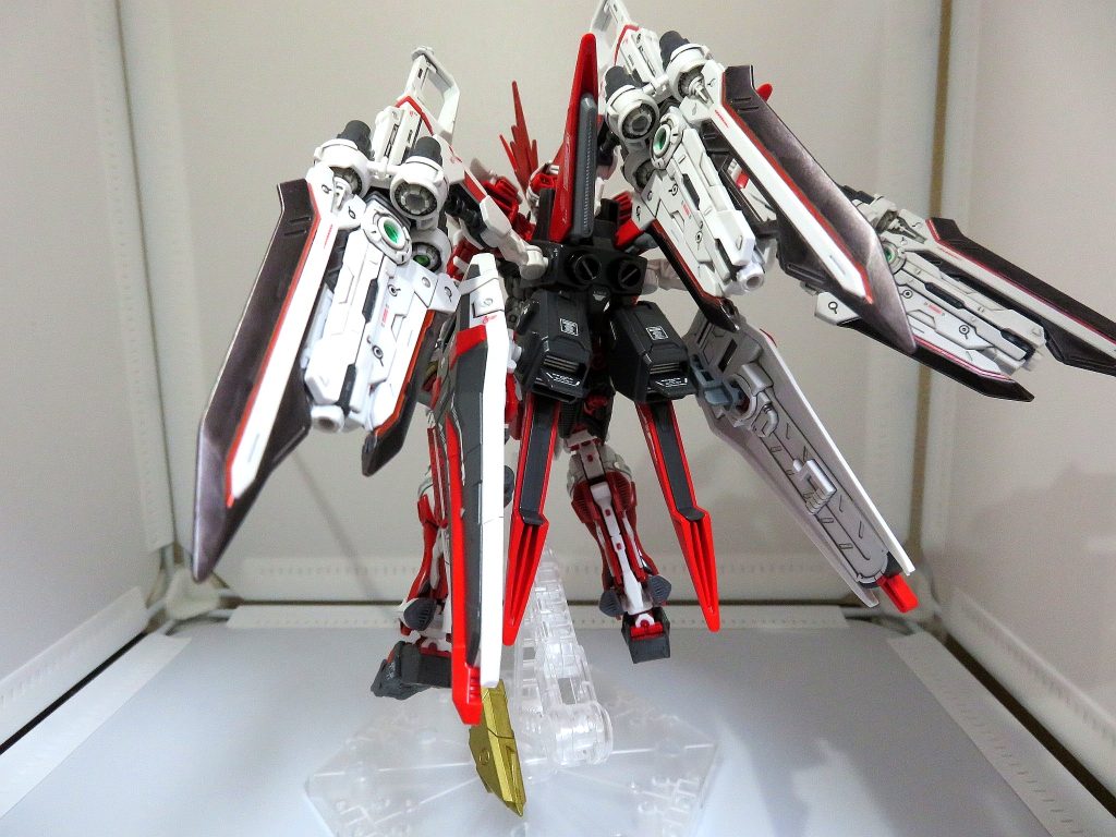 フライトユニットのバーニア側面に3mm穴が開いているので、そこにRGレッドフレームのシールドを懸架できるように加工しました。フライトユニットの改造関係については、ページ下部に写真と共に簡単な解説をのせてあるので、是非参考にしてください。