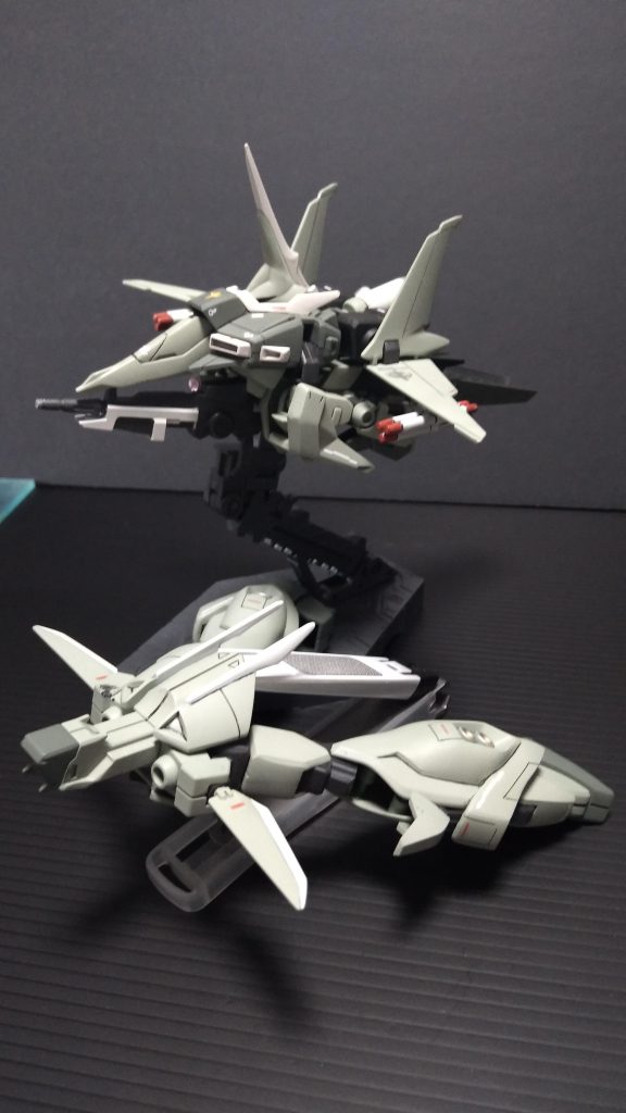 アクションベースに固定して展示風にしました。バウナッターは爪切りが支えてくれてます。