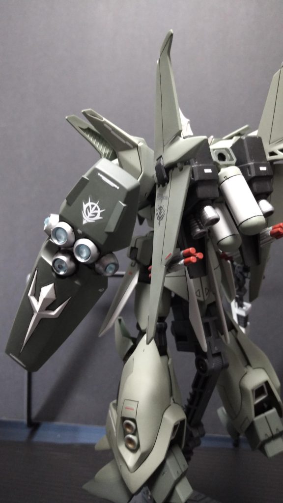 シールド部分のメガ粒子法は何時もの100均デコシールを貼りました。キラキラ過ぎてナウシカに登場した王蟲の目みたいになったので、艶消しクリアーをボディと一緒に吹いてキラキラを抑えてみました。