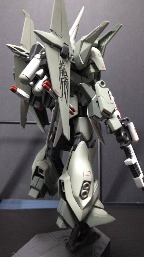 でっかい「龍飛」デカールも二度と使用する事が無さそうなのでウイング部に貼りました。