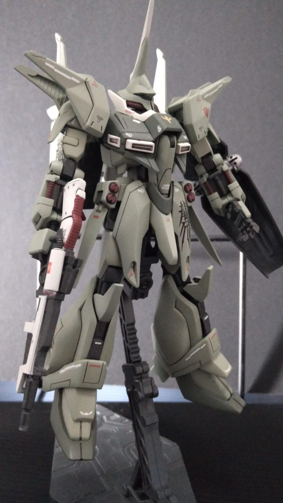 ビームライフルも2色で塗り分けしてみました。二の腕部分はキット標準だと太く感じたのでジャンクパーツからガンダムの二の腕部分を衣食住してバックパックのバーニアも追加してみました。余り物のガンダムデカールで