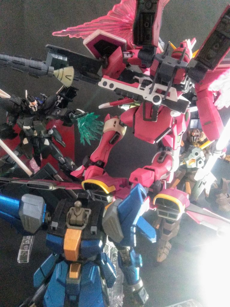戦闘不能の「B.K.S.《 ザウエル》」を尻目に「ファトゥム-01」に搭乗 😃🎶「∞ ナイト ランサー」を引き抜いたらそのまま「B.K.S.《スカーツ》」へ肉迫だぁ❗❗😤💨 優柔不断がデフォなのに戦闘判断は早い「アスランくん」 🤨