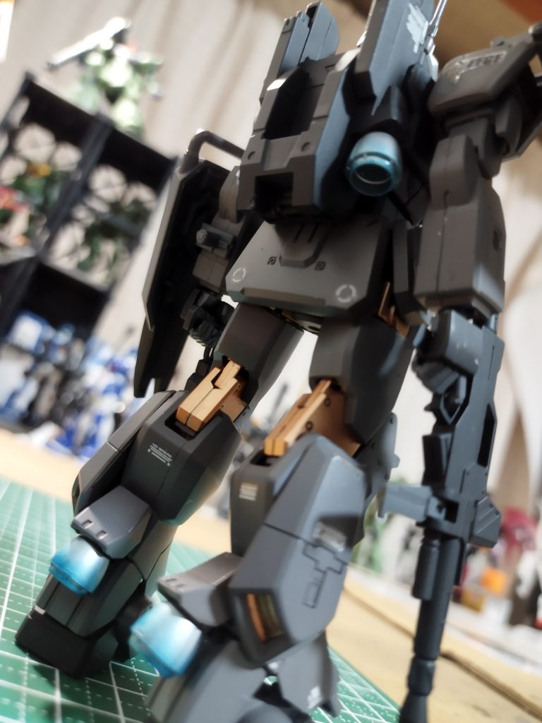 脚部にバーニア増設とバックパックのバーニア巨大化。脚部バーニアと肩シールドはチュチュのデミトレーナーからミキシングしてみました。