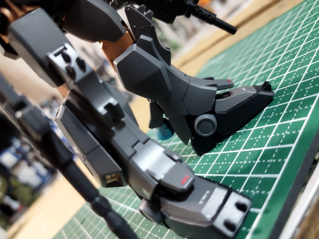 膝とつま先にスパイク追加。近接格闘攻撃力を強化。インパクト前にバーニアの出力を大解放して相手に空中回し蹴りや飛びヒザをかまします。相手は◯ぬ。こちらの足も◯ぬ。