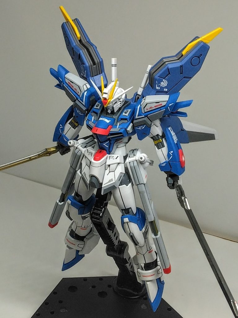 全体的な改造はあまりせずプラ板とスジ彫りのみで、ライフリのセカンドアイディアとして設計されたという脳内設定です!!!高起動力かつ破壊力を持つ機体というコンセプトで設計されたが条約に違反&准将「羽をつけてくれ」の要望の元お蔵入りした機体です!!!後でどてかい兵器でますよ!