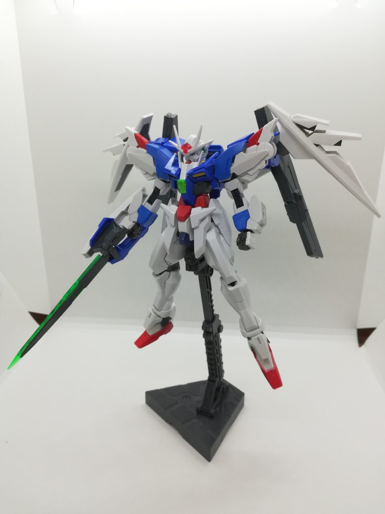 新型のGNドライブは超性能かつ、小型化をコンセプトに開発され、その一基でツインドライブ以上の性能を獲得。それにより、火力、レンジ、防御、スピード、粒子貯蔵量は前ダブルオーライザーを遥かに凌ぐ機体へと生まれ変わった。