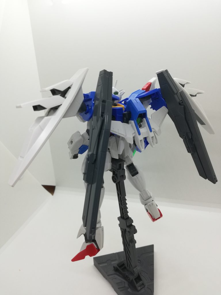 ツインドライブの設置スペースとオーライザーの合体がなくなり、武装や推進機構はフレキシブルに動くように