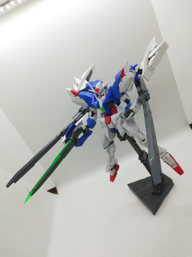 射撃武装はセラヴィーのものを更に発展させたもので、火力、射程、連射性能などは言うに及ばず、コンパクトに収納できるように設計されたため、取り回しのよさが付与された。