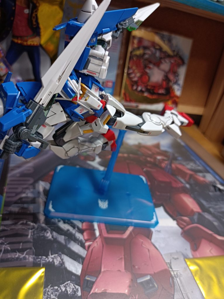 最後に好みがけっこう分かれそうなポージングを。…どうなんでしょうね…?