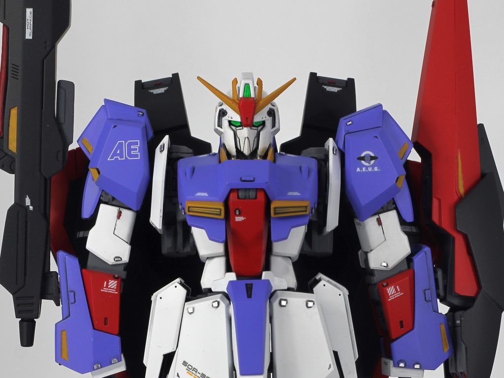 顔は各部をシャープ化。ディテールの掘り直しや装甲裏の塗り分けにより、精密感を高めています。