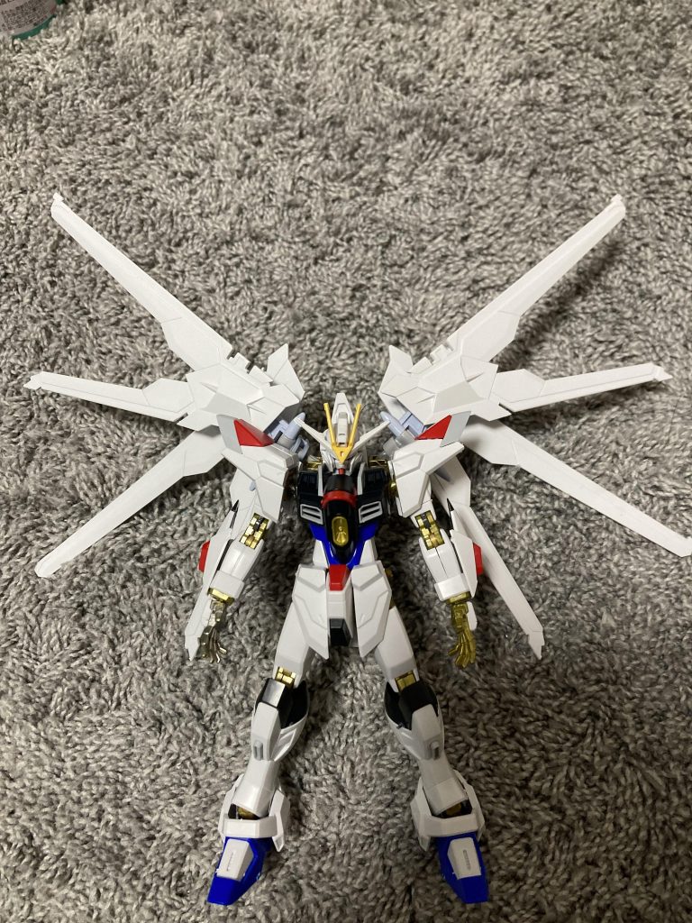 プラウドディフェンダー単体今回プラウドディフェンダーの羽の接続部に関節を増やし、羽の高さを変えれるようちょっと改造しました!