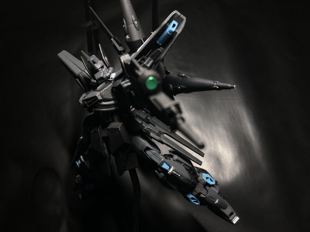 ビームライフル！モノアイは左目で固定されており動かないらしい。