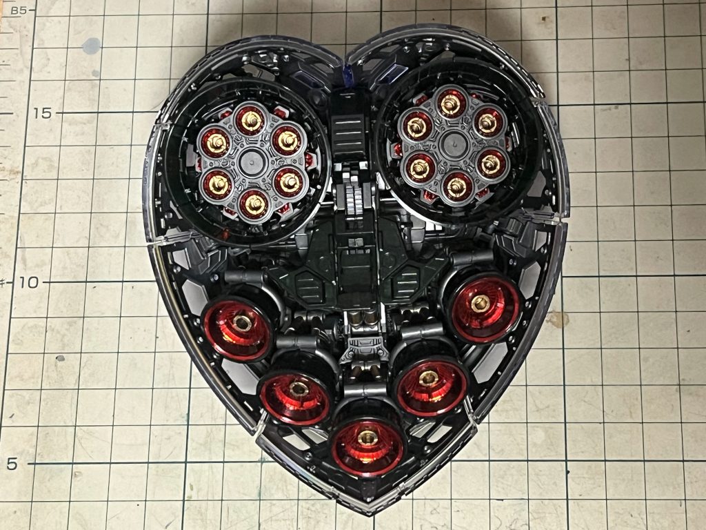 特に見どころはスカート内部かと。どこまでも塗装できそうですが、この辺りまでにしました(笑)詳細の製作記は↓こちらを見ていただけると幸いです。【ガンプラ製作レビュー】RG 1/144 ガンダムベース限定 ジオング［クリアカラー］を作ろう