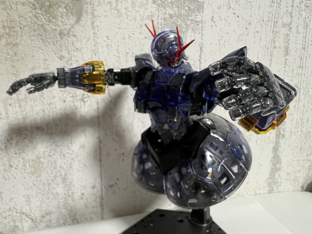 アクションポーズを。ヒジ部の可動範囲がイマイチっぽかったですが動かいてみると十分な可動範囲がありました。