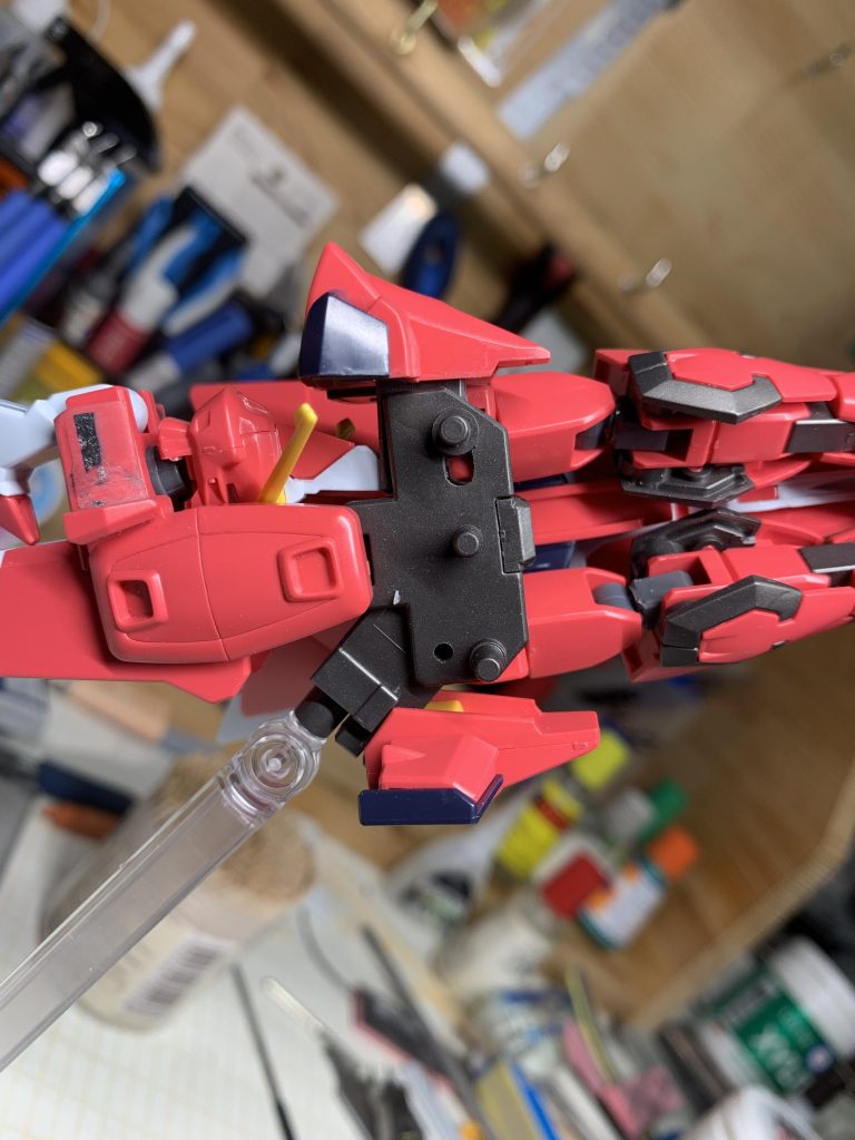 どうにかこうにか腕側の軸を可動化して胸に違和感なく収まるよう考えたり…