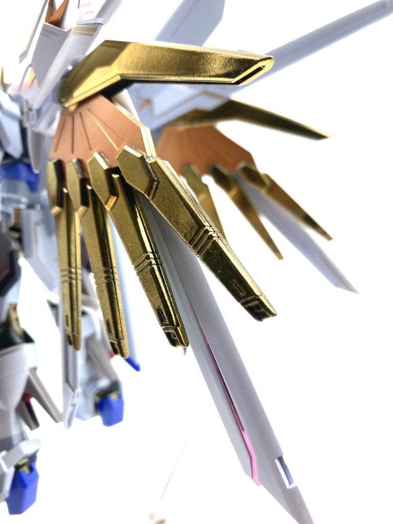 主に関節と羽をメッキ風にしましたなかなかいい感じじゃないでしょうか結構金属っぽい気がしますでも写真だとちょっと伝わりにくいかも…実際に見るともっとキラキラしてます!